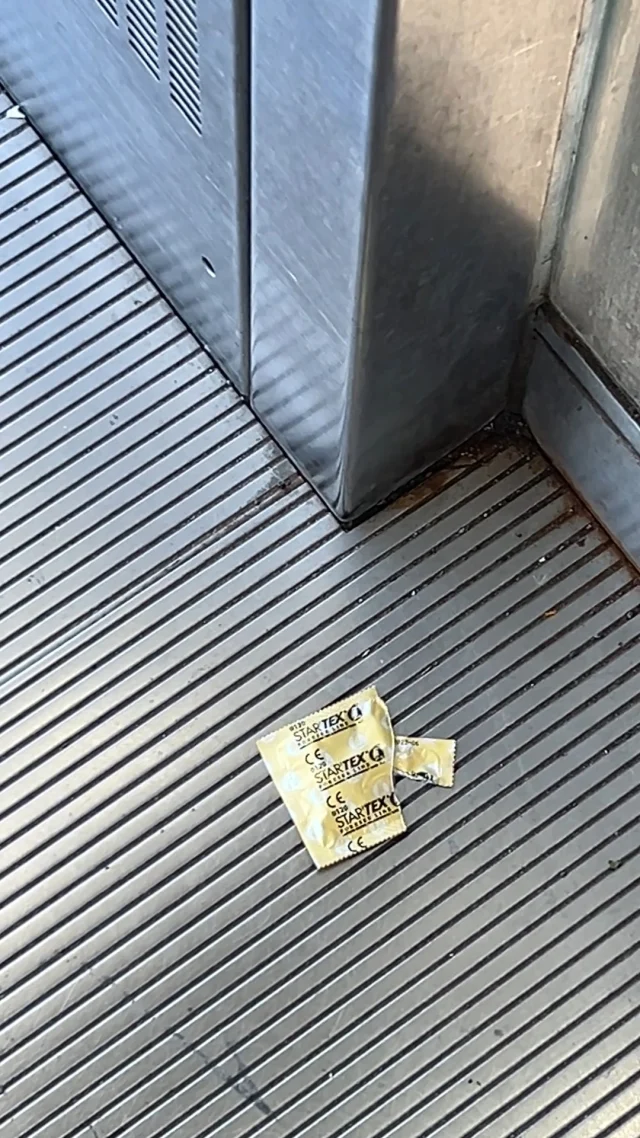 Sors avec un préservatif, rentre sans infection sexuellement transmissible !

PS : à la fin, l'emballage a été jeté à la poubelle 🚮 ✅